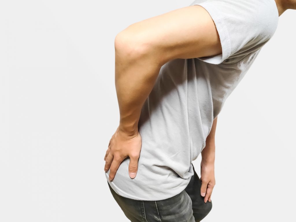 30代男性サラリーマン。運動不足と体の歪みが原因の前屈みの腰痛。